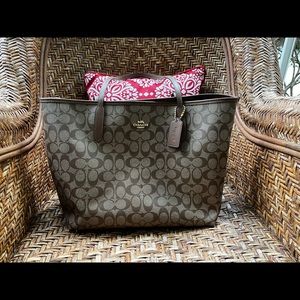 Coach City Tote in Signature Canvas; “Gold/Khaki Saddle 2”